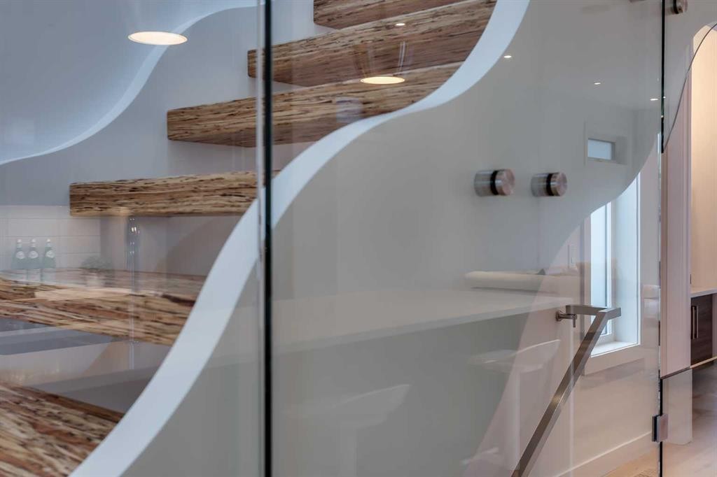 2136 53 Avenue Sw, Calgary, AB - Indoor