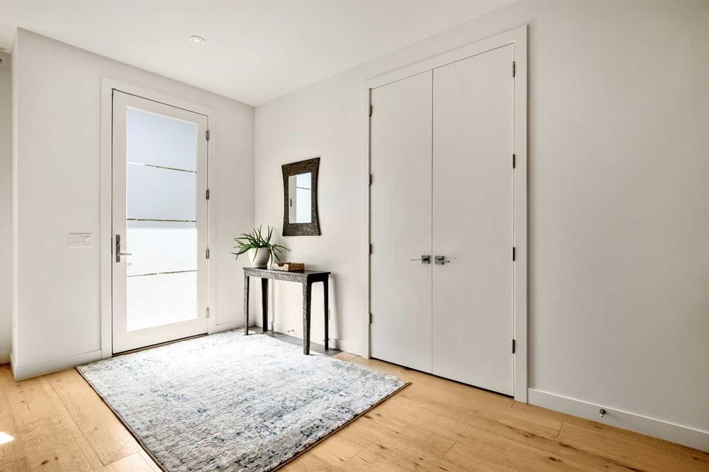 2136 53 Avenue Sw, Calgary, AB - Indoor Photo Showing Other Room