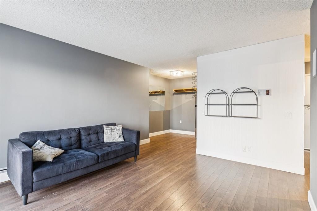 405-2140 17A Street Sw, Calgary, AB - Indoor Photo Showing Living Room