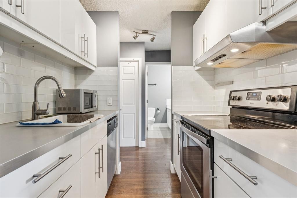 405-2140 17A Street Sw, Calgary, AB - Indoor Photo Showing Kitchen With Upgraded Kitchen