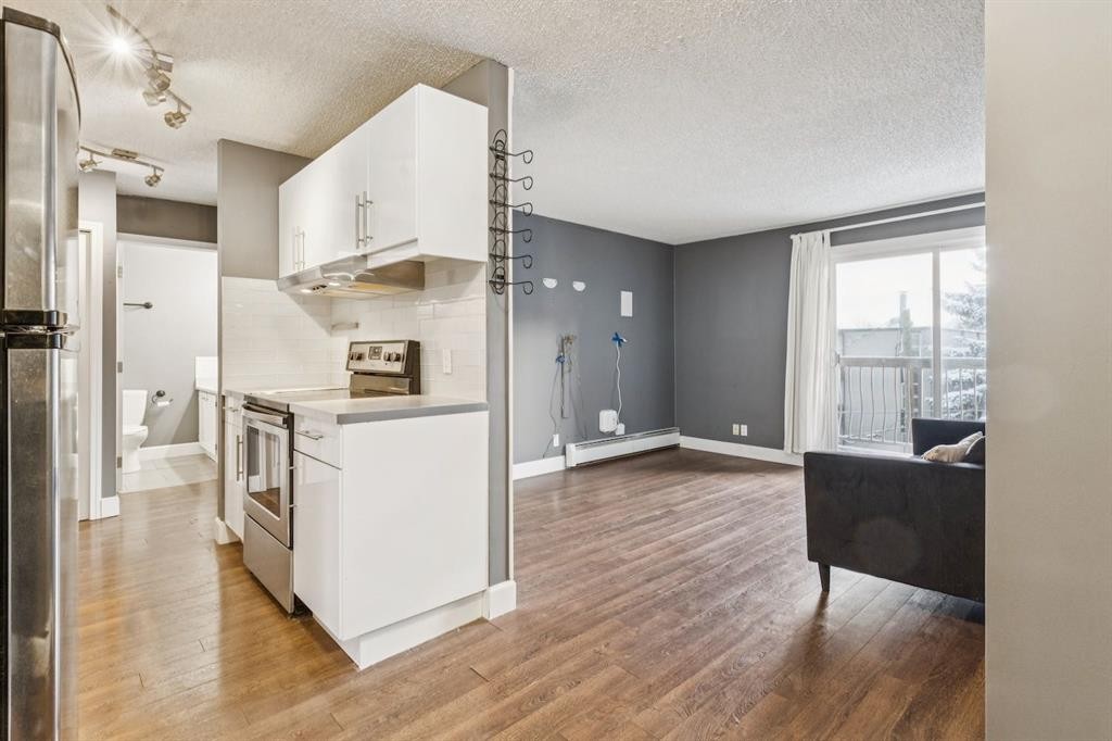 405-2140 17A Street Sw, Calgary, AB - Indoor Photo Showing Kitchen