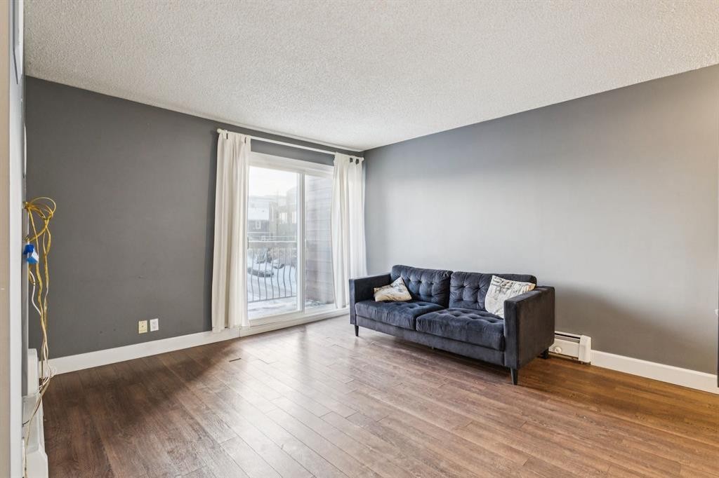 405-2140 17A Street Sw, Calgary, AB - Indoor Photo Showing Living Room