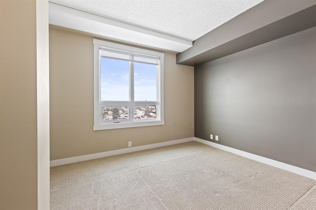 720-8710 Horton Road Sw, Calgary, AB - Indoor Photo Showing Other Room