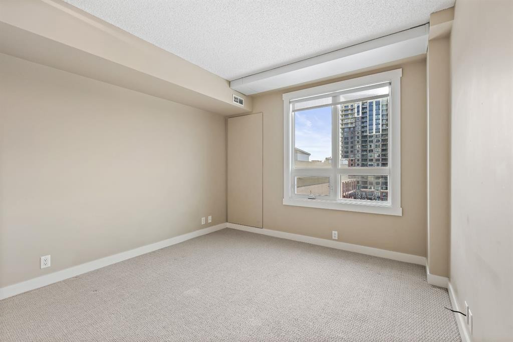 720-8710 Horton Road Sw, Calgary, AB - Indoor Photo Showing Other Room