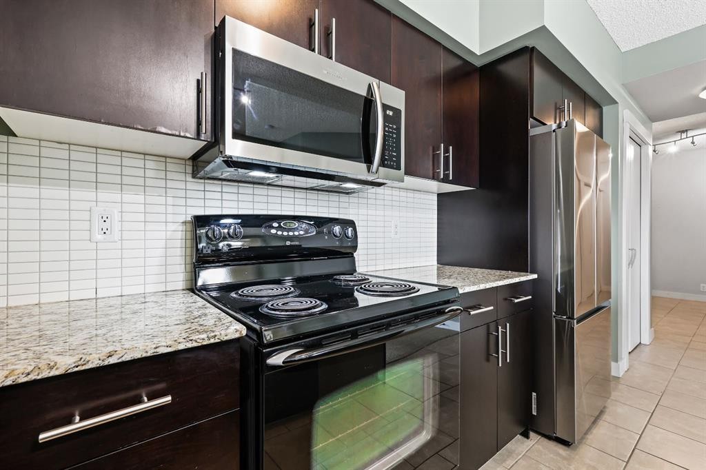 720-8710 Horton Road Sw, Calgary, AB - Indoor Photo Showing Kitchen