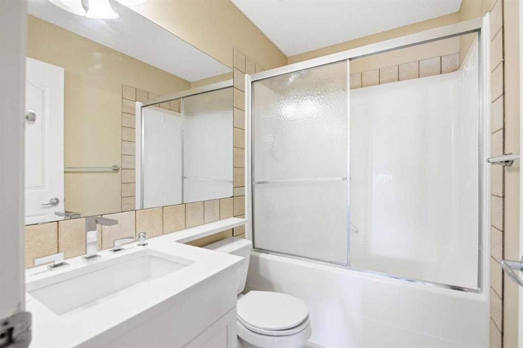 202 Panamount Court Nw, Calgary, AB - Indoor Photo Showing Bathroom