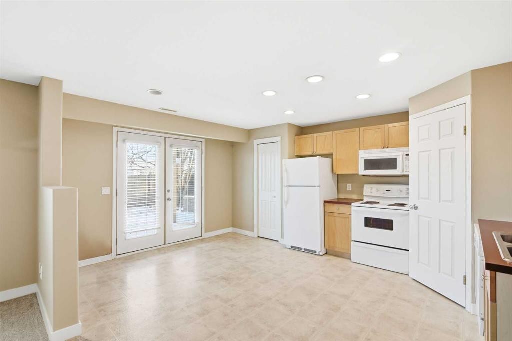 202 Panamount Court Nw, Calgary, AB - Indoor Photo Showing Kitchen