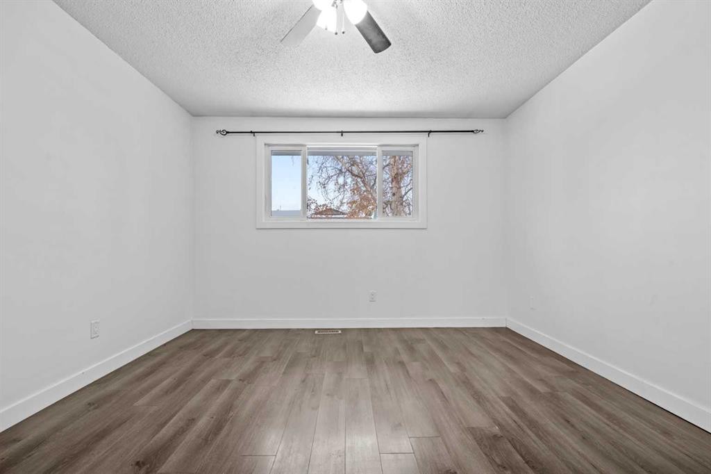 263 Doverview Crescent Se, Calgary, AB - Indoor Photo Showing Other Room