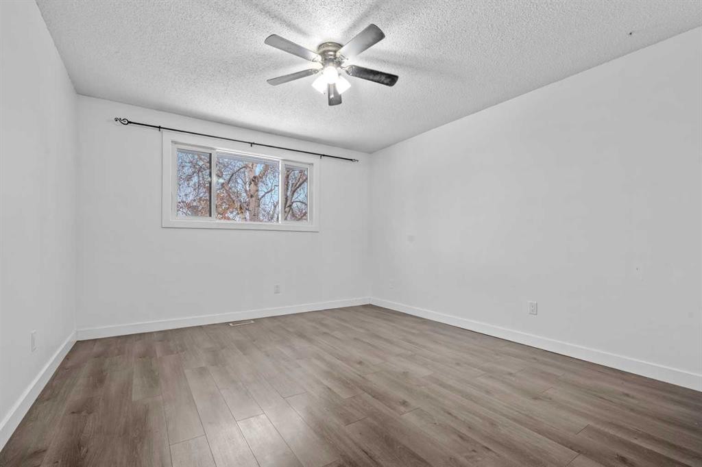 263 Doverview Crescent Se, Calgary, AB - Indoor Photo Showing Other Room