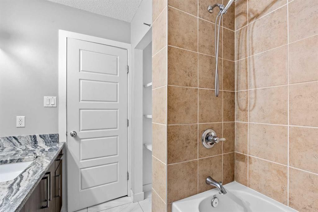 263 Doverview Crescent Se, Calgary, AB - Indoor Photo Showing Bathroom