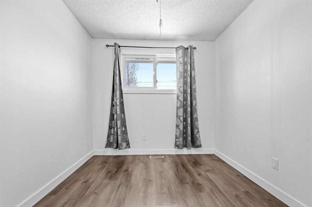 263 Doverview Crescent Se, Calgary, AB - Indoor Photo Showing Other Room