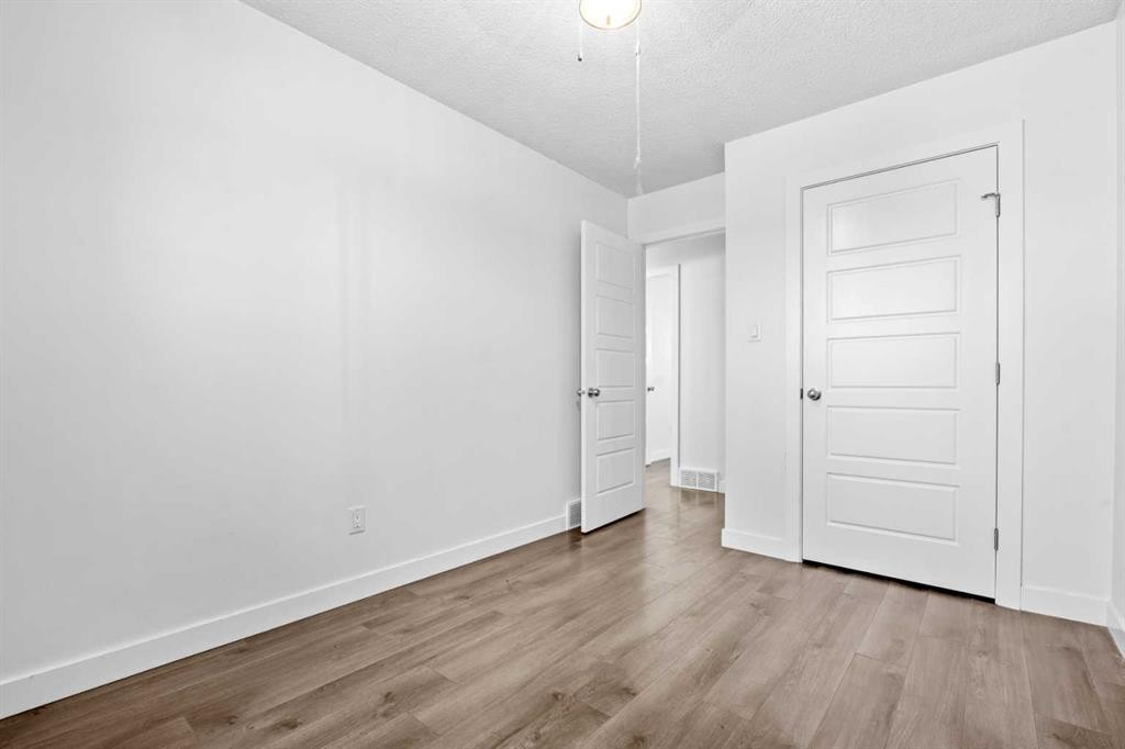 263 Doverview Crescent Se, Calgary, AB - Indoor Photo Showing Other Room