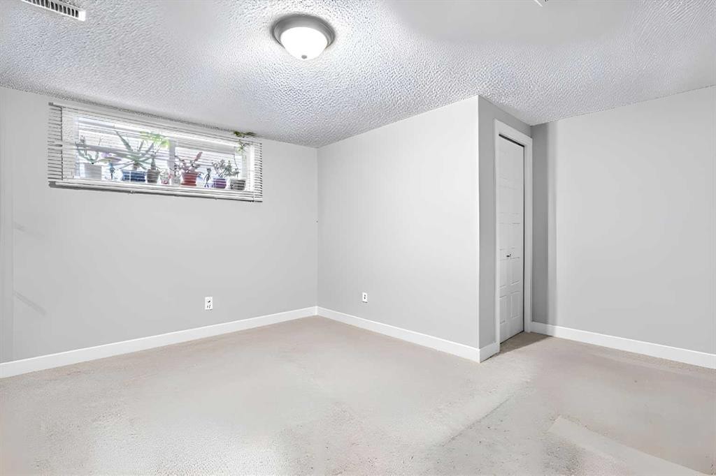 263 Doverview Crescent Se, Calgary, AB - Indoor Photo Showing Other Room