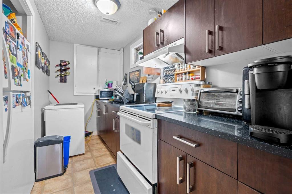 263 Doverview Crescent Se, Calgary, AB - Indoor Photo Showing Kitchen