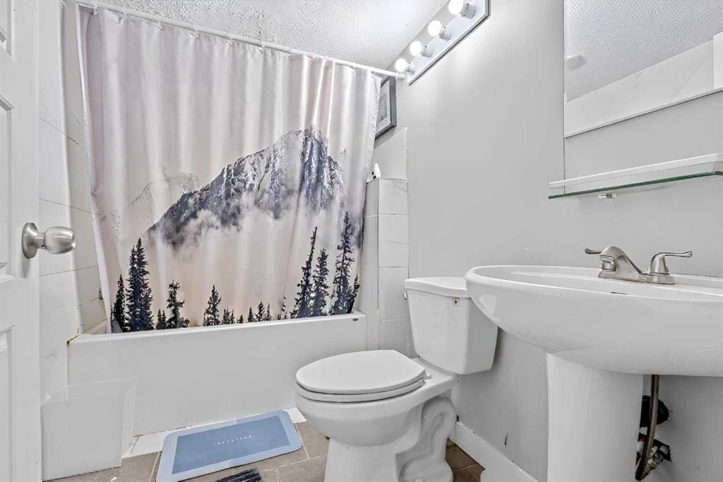263 Doverview Crescent Se, Calgary, AB - Indoor Photo Showing Bathroom