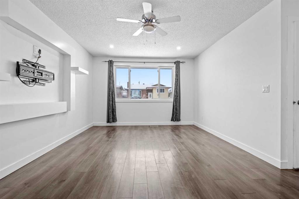 263 Doverview Crescent Se, Calgary, AB - Indoor Photo Showing Other Room