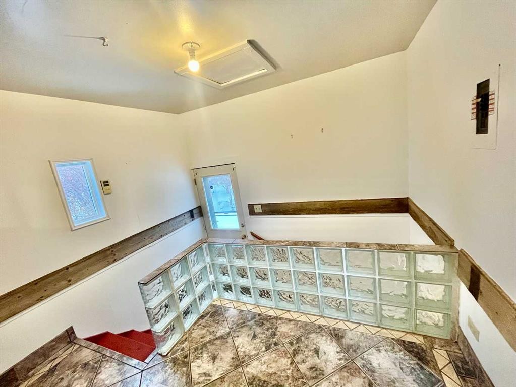112 Allison Street, Acme, AB - Indoor Photo Showing Other Room