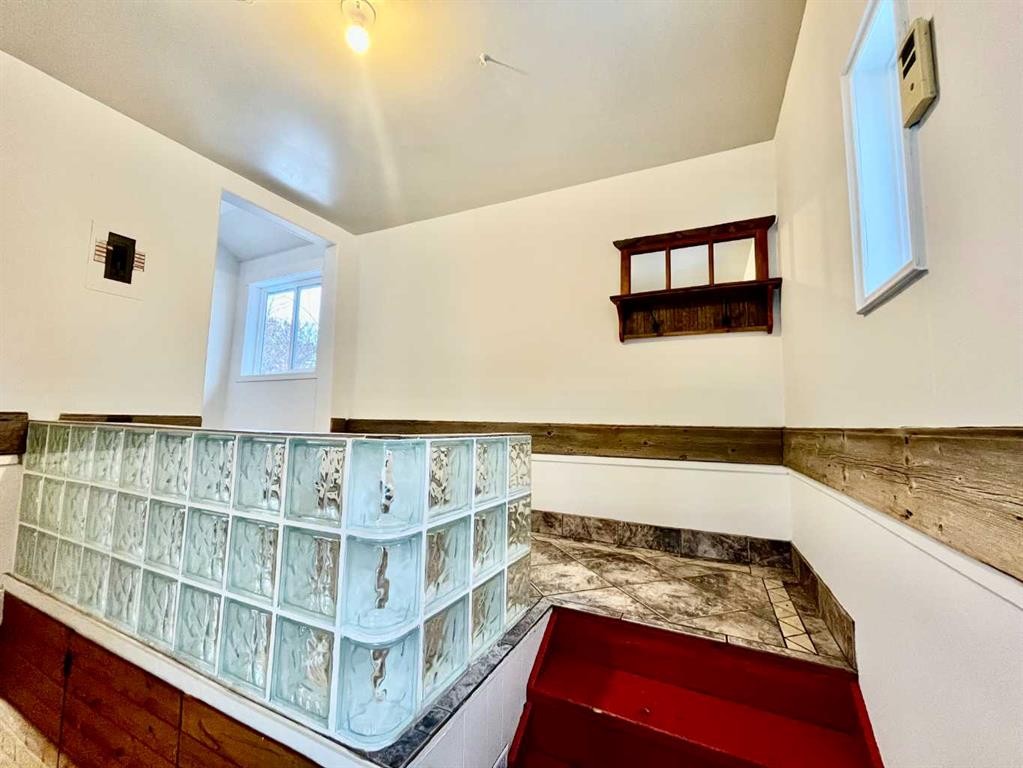 112 Allison Street, Acme, AB - Indoor Photo Showing Other Room