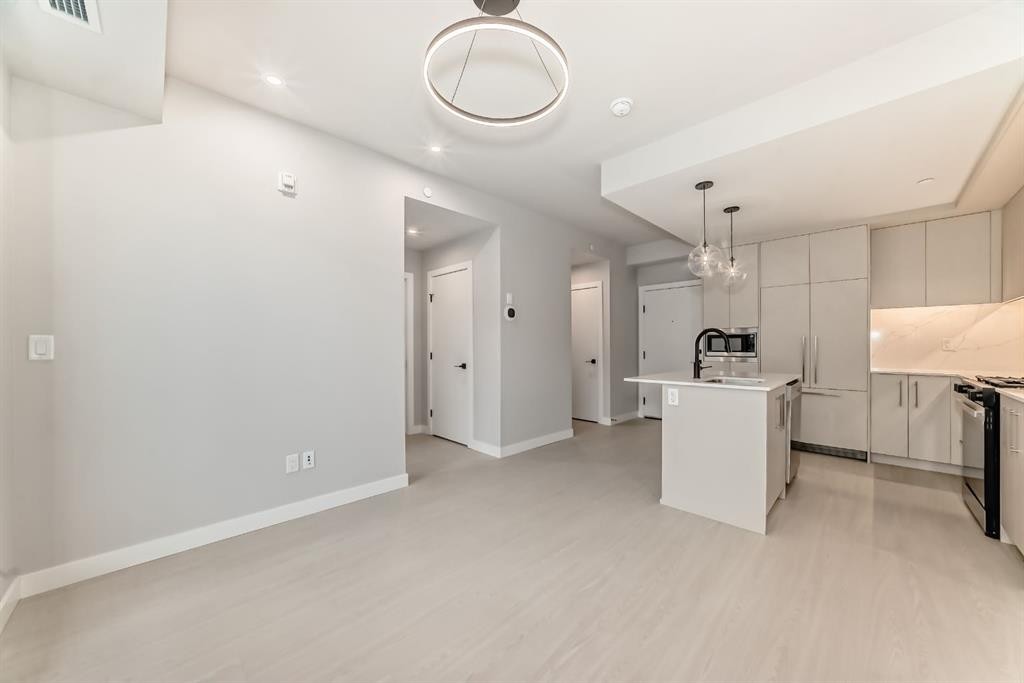 206-8375 Broadcast Avenue Sw, Calgary, AB - Indoor Photo Showing Kitchen