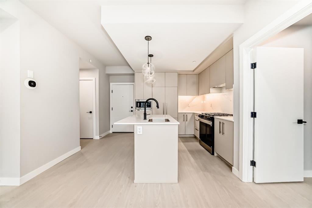 206-8375 Broadcast Avenue Sw, Calgary, AB - Indoor Photo Showing Kitchen With Upgraded Kitchen