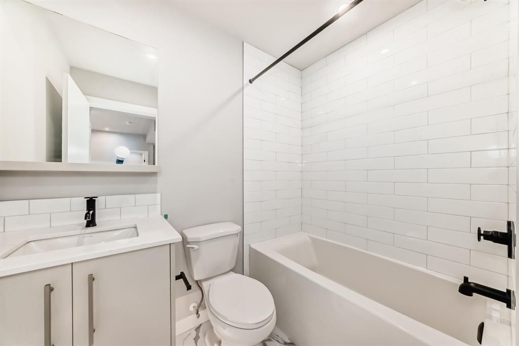 206-8375 Broadcast Avenue Sw, Calgary, AB - Indoor Photo Showing Bathroom