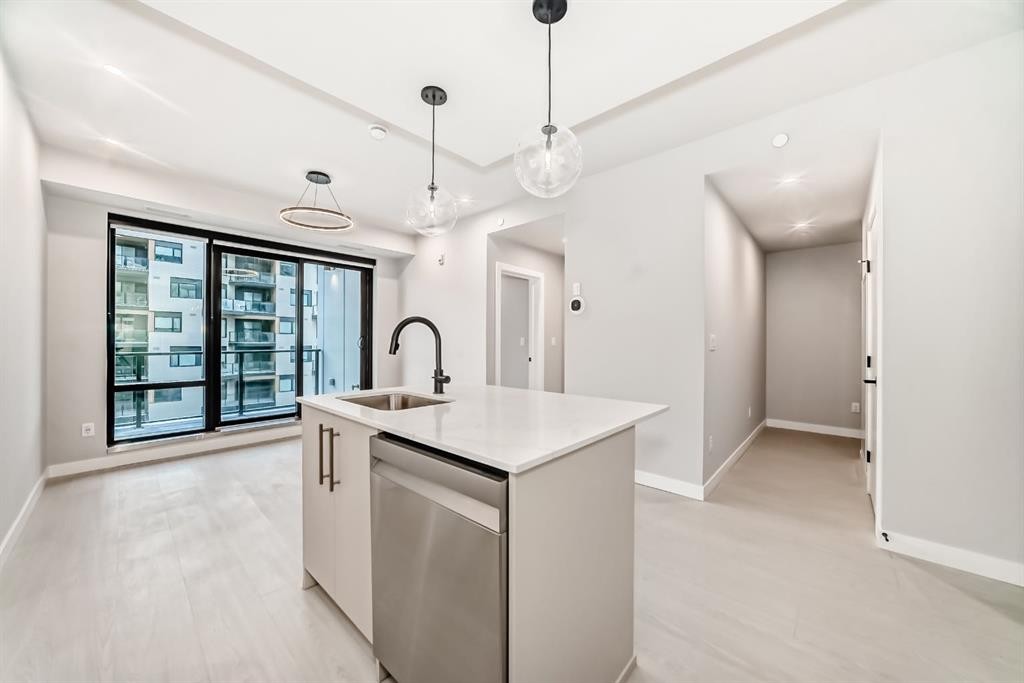 206-8375 Broadcast Avenue Sw, Calgary, AB - Indoor Photo Showing Kitchen