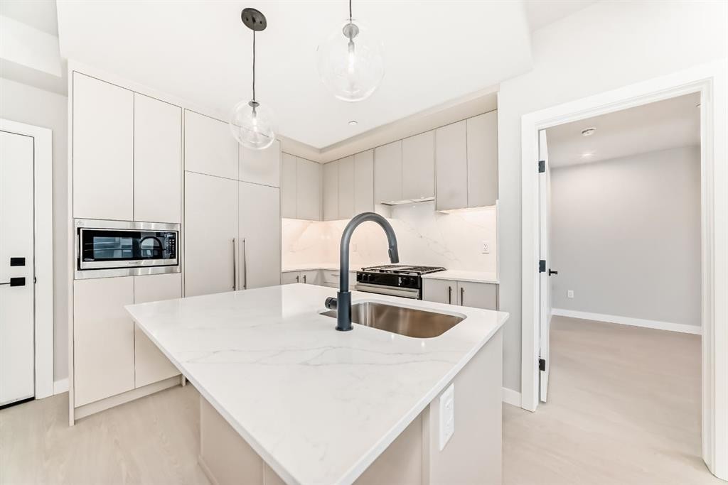 206-8375 Broadcast Avenue Sw, Calgary, AB - Indoor Photo Showing Kitchen With Upgraded Kitchen