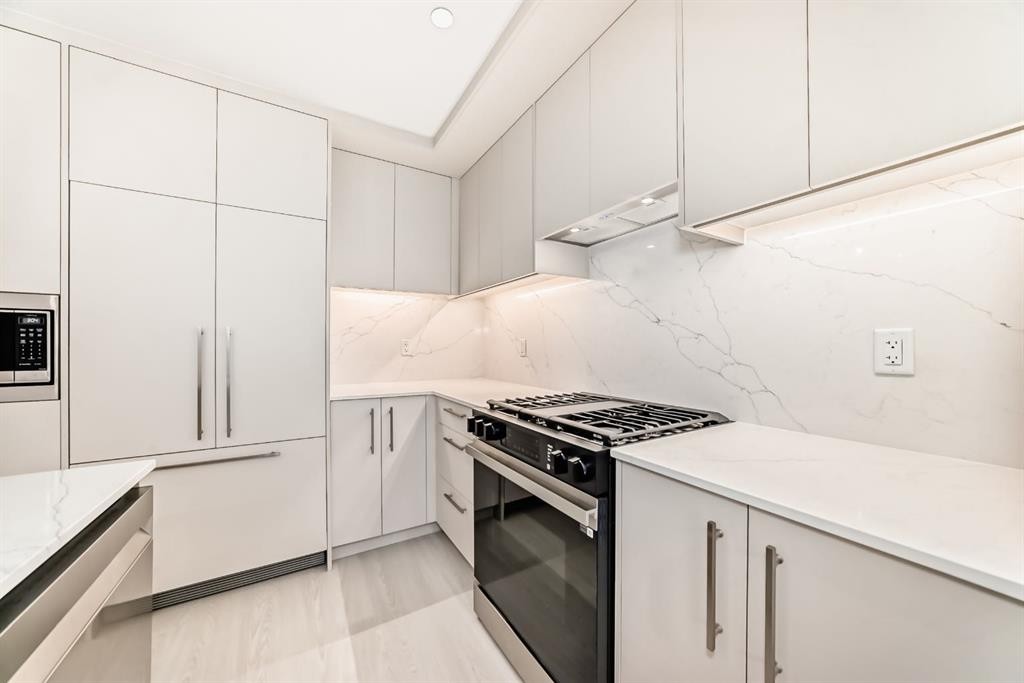 206-8375 Broadcast Avenue Sw, Calgary, AB - Indoor Photo Showing Kitchen With Upgraded Kitchen