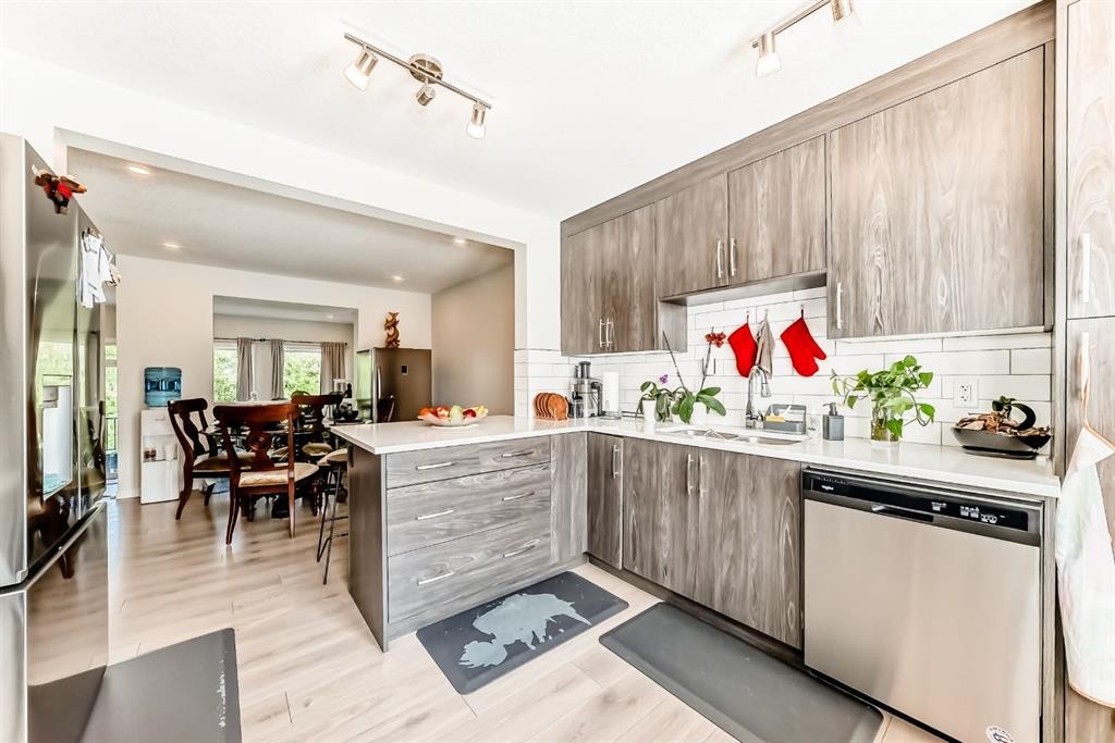206 Cranbrook Square Se, Calgary, AB - Indoor Photo Showing Kitchen