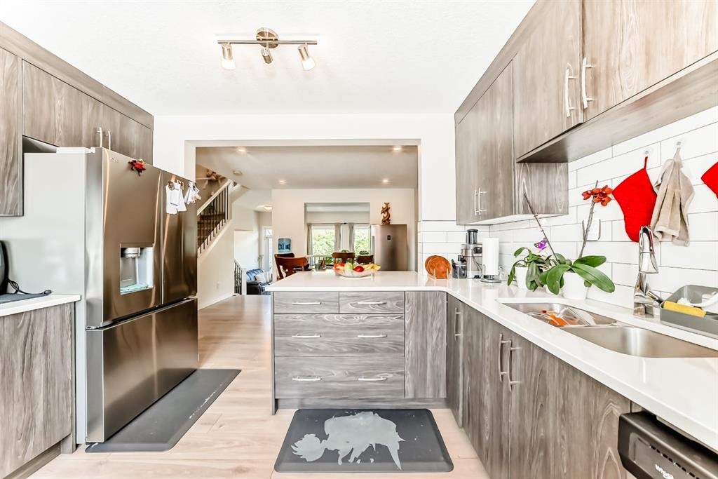 206 Cranbrook Square Se, Calgary, AB - Indoor Photo Showing Kitchen With Double Sink With Upgraded Kitchen