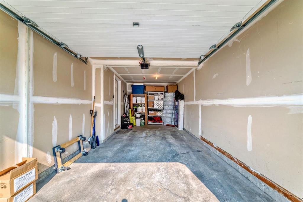 206 Cranbrook Square Se, Calgary, AB - Indoor Photo Showing Garage