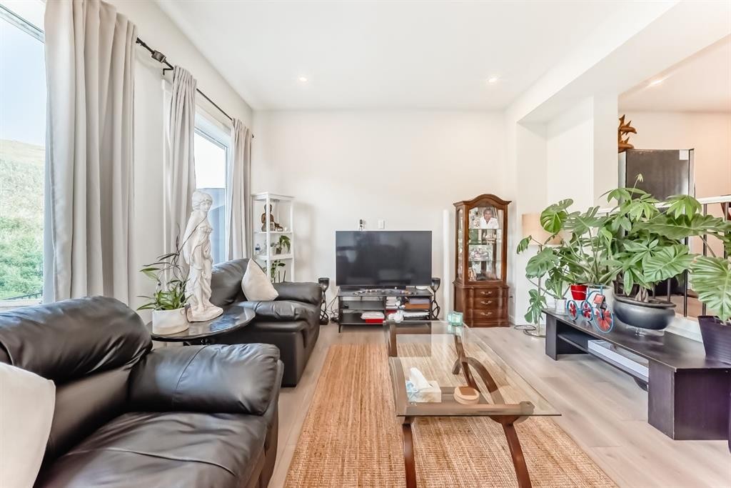 206 Cranbrook Square Se, Calgary, AB - Indoor Photo Showing Living Room
