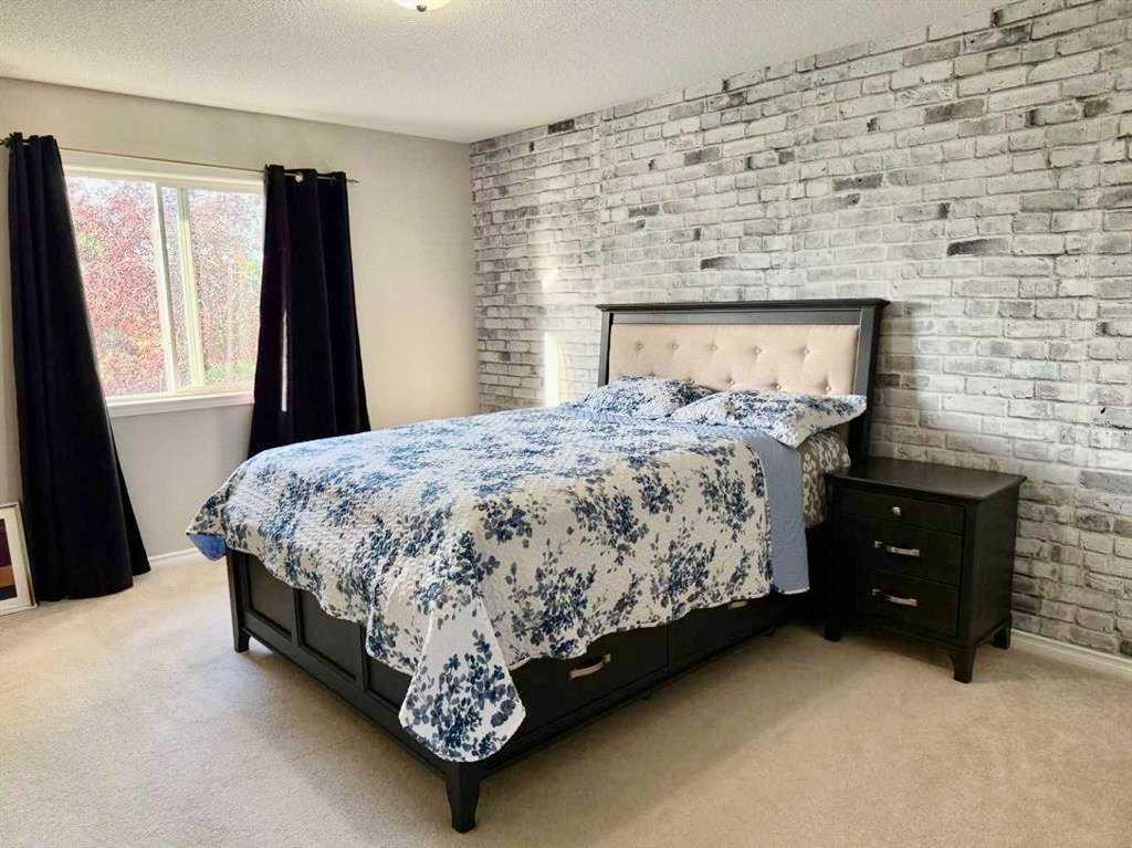 276 Fairways Bay Nw, Airdrie, AB - Indoor Photo Showing Bedroom