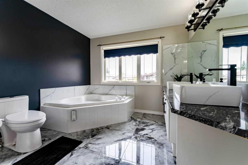 276 Fairways Bay Nw, Airdrie, AB - Indoor Photo Showing Bathroom
