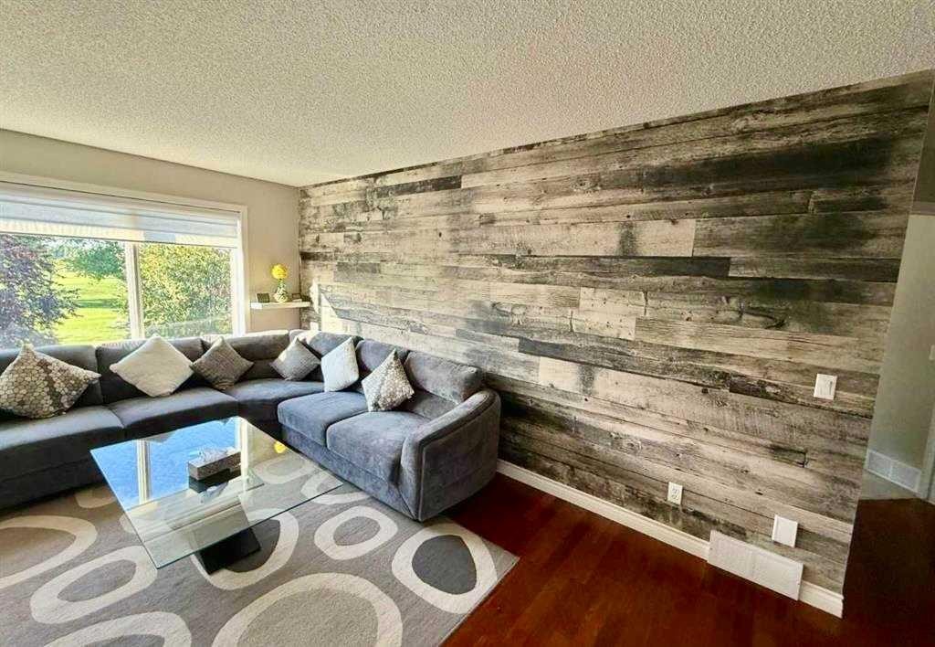 276 Fairways Bay Nw, Airdrie, AB - Indoor Photo Showing Living Room