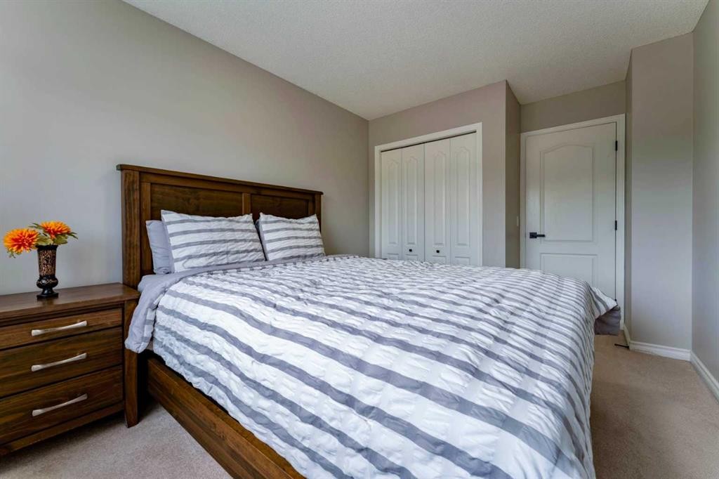 276 Fairways Bay Nw, Airdrie, AB - Indoor Photo Showing Bedroom