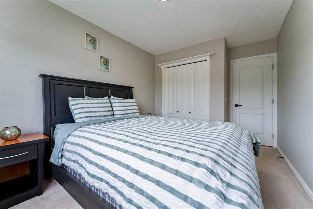 276 Fairways Bay Nw, Airdrie, AB - Indoor Photo Showing Bedroom