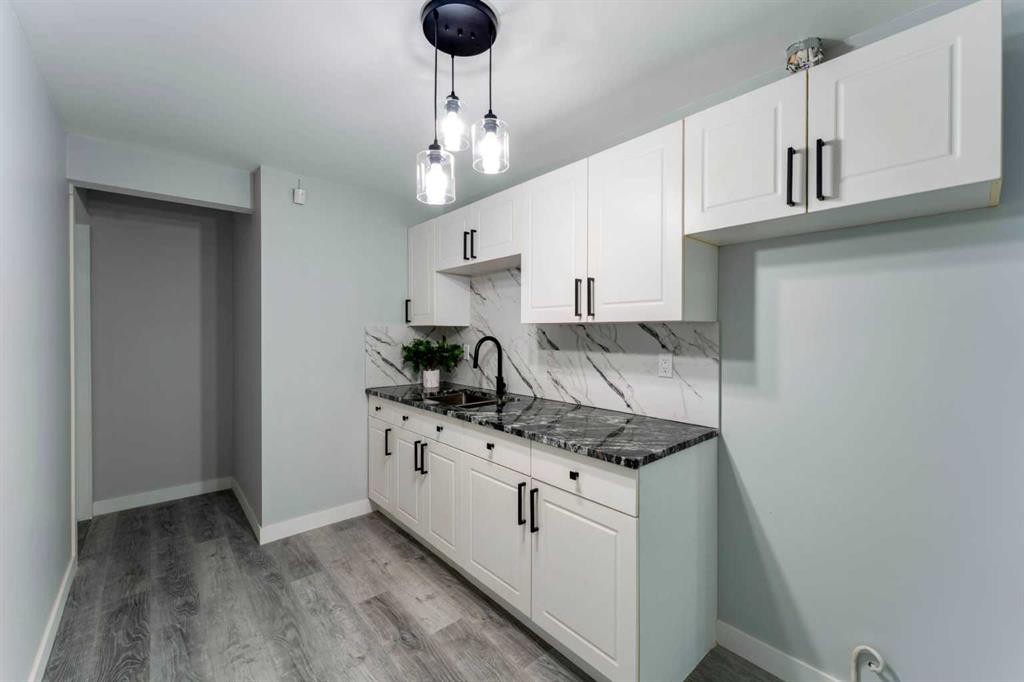 276 Fairways Bay Nw, Airdrie, AB - Indoor Photo Showing Kitchen