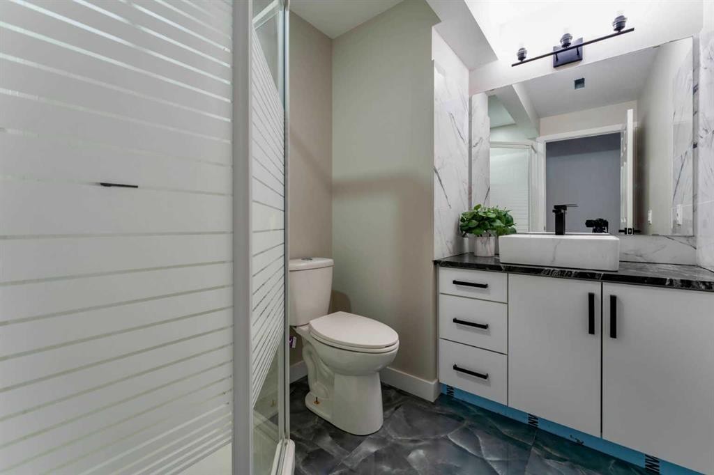 276 Fairways Bay Nw, Airdrie, AB - Indoor Photo Showing Bathroom