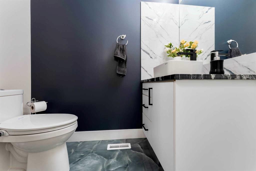 276 Fairways Bay Nw, Airdrie, AB - Indoor Photo Showing Bathroom