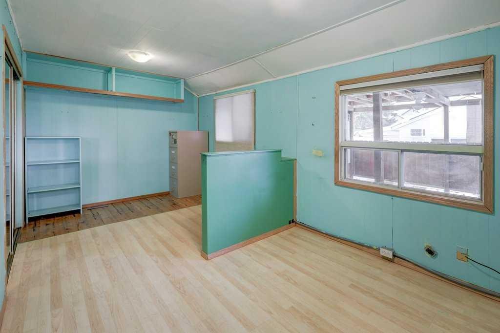 221 31 Avenue Ne, Calgary, AB - Indoor Photo Showing Other Room