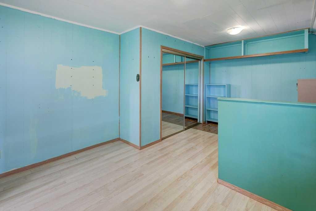 221 31 Avenue Ne, Calgary, AB - Indoor Photo Showing Other Room