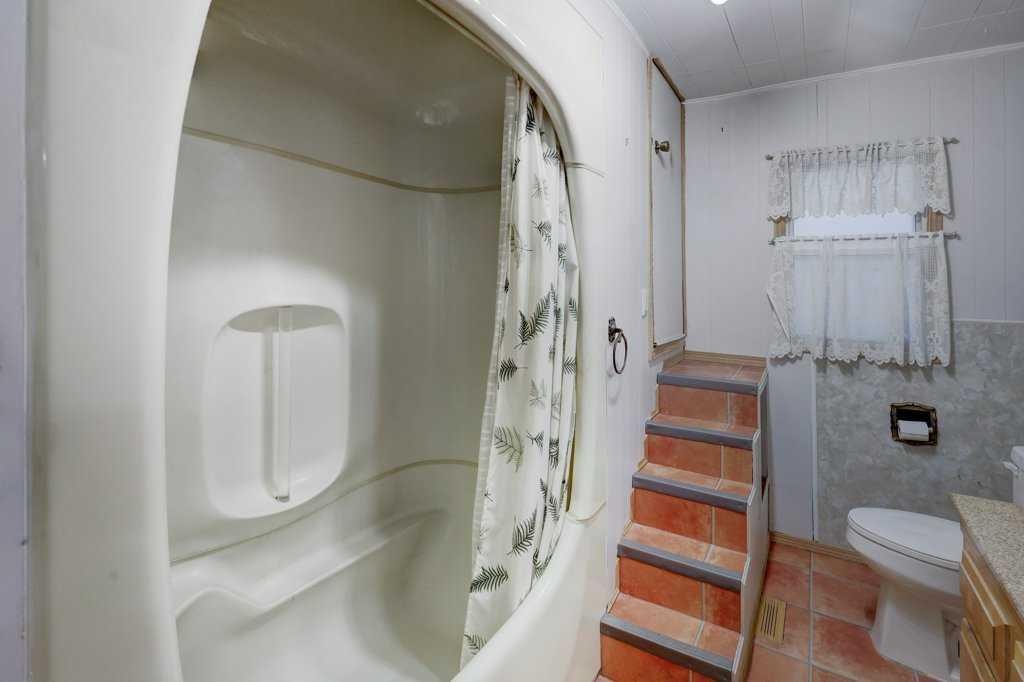 221 31 Avenue Ne, Calgary, AB - Indoor Photo Showing Bathroom