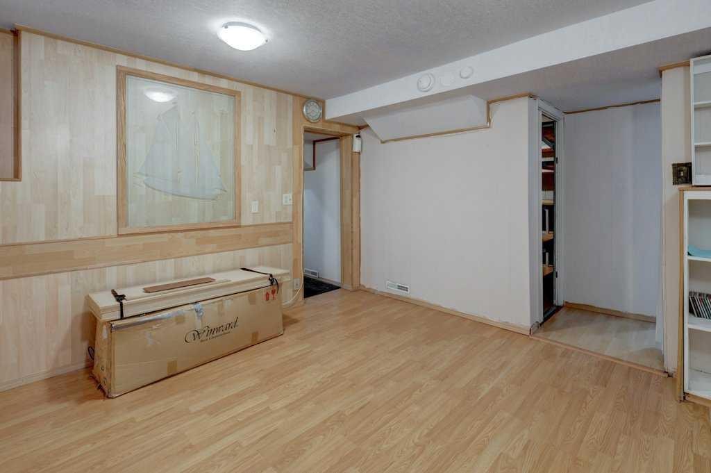 221 31 Avenue Ne, Calgary, AB - Indoor Photo Showing Other Room