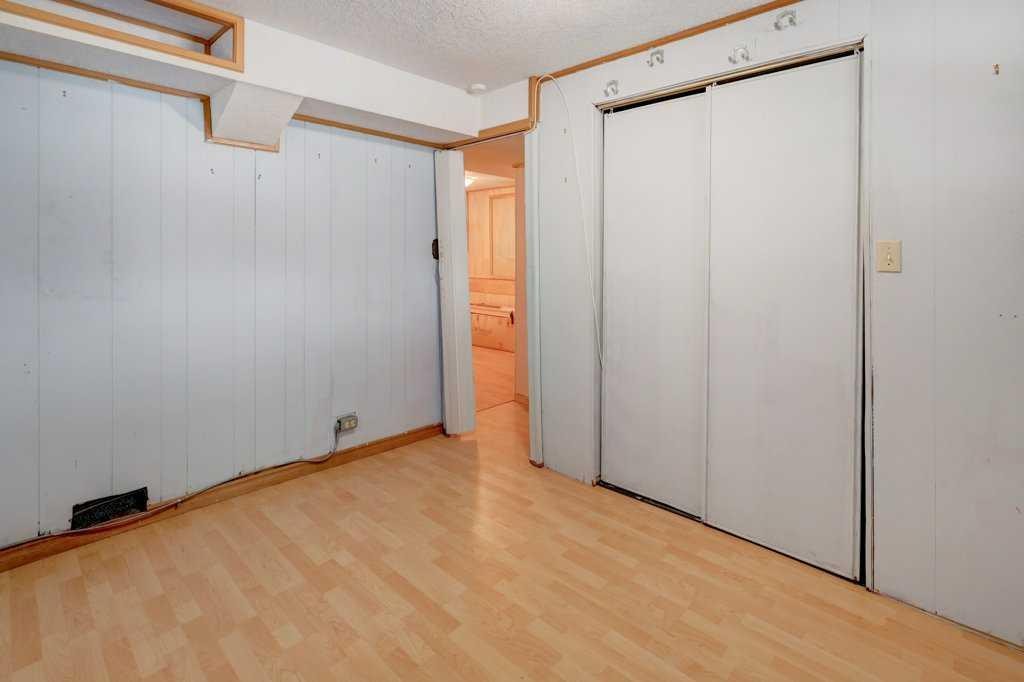 221 31 Avenue Ne, Calgary, AB - Indoor Photo Showing Other Room