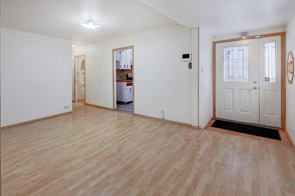 221 31 Avenue Ne, Calgary, AB - Indoor Photo Showing Other Room