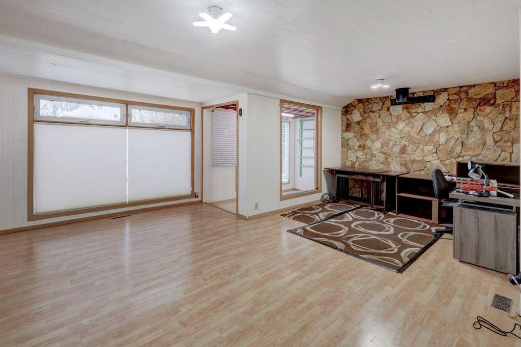 221 31 Avenue Ne, Calgary, AB - Indoor Photo Showing Other Room