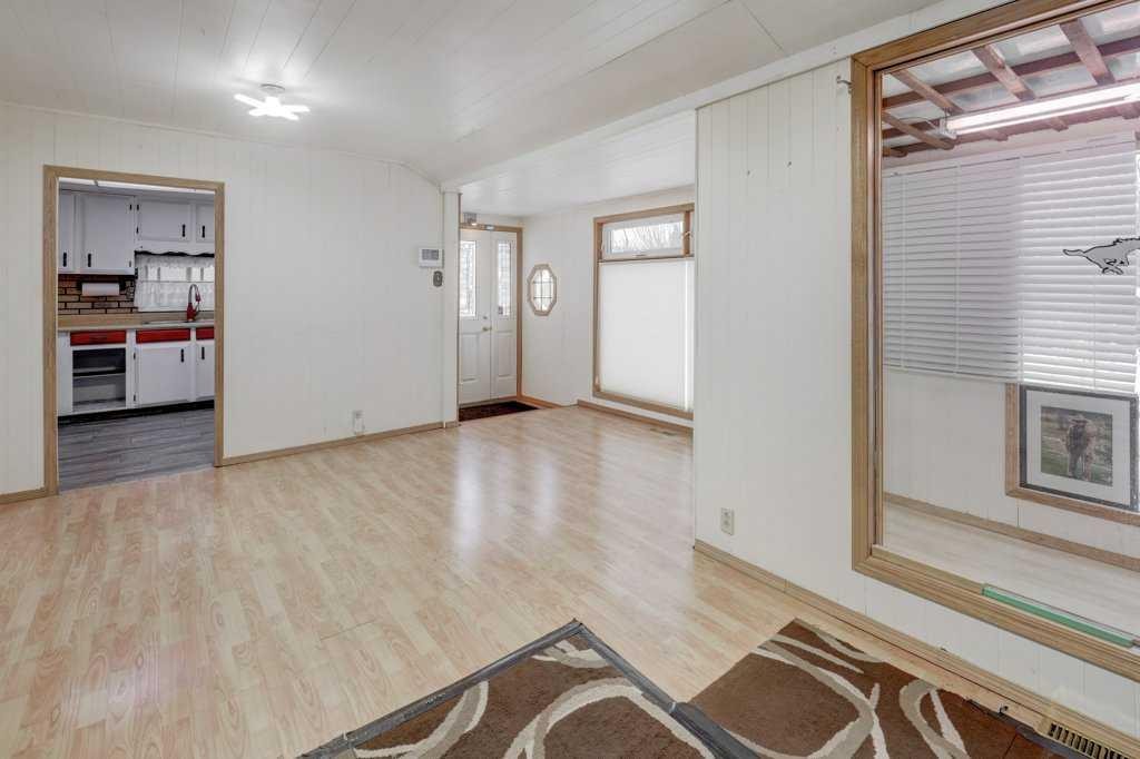 221 31 Avenue Ne, Calgary, AB - Indoor Photo Showing Other Room