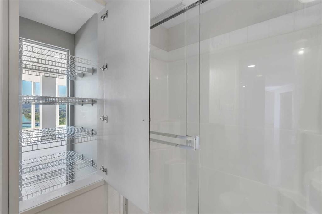 2003-683 10 Street Sw, Calgary, AB - Indoor Photo Showing Bathroom