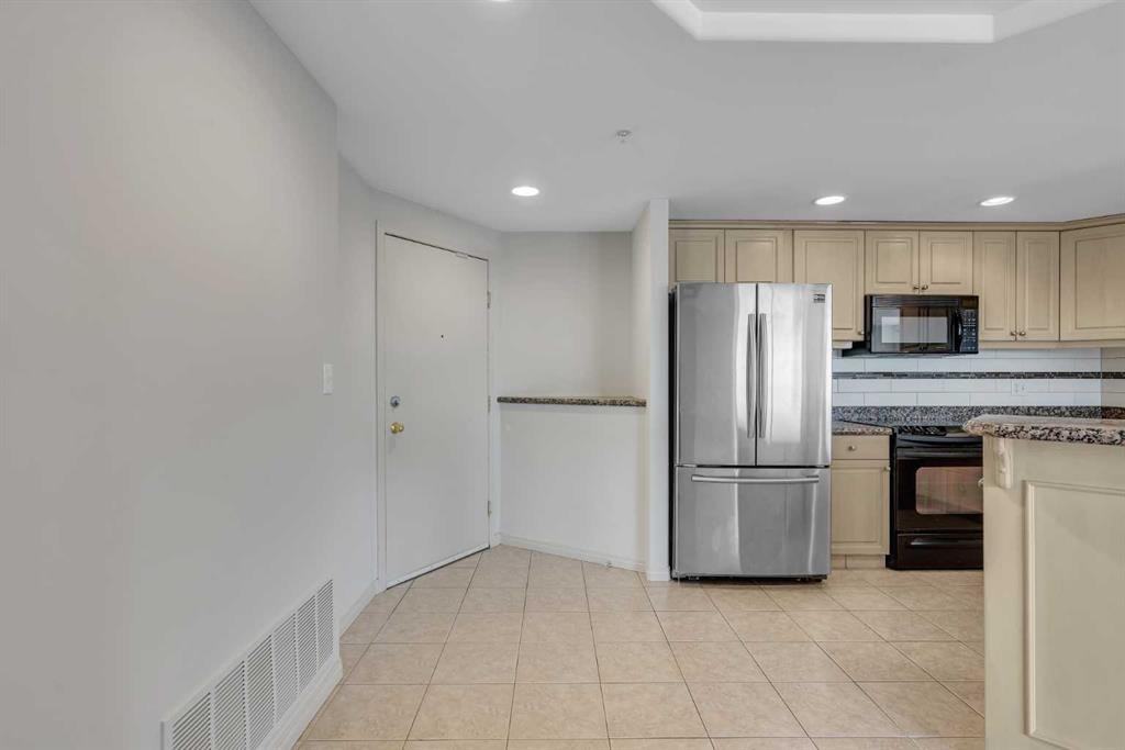 2003-683 10 Street Sw, Calgary, AB - Indoor Photo Showing Kitchen